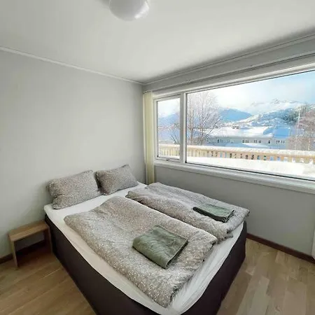 Leilighet Med Egen Uteplass Og Utsikt. Parkering. *